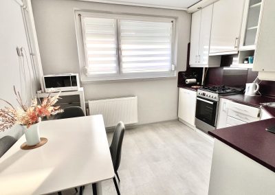 Hun-Hon Apartman Tiszaújváros teljesen felszerelt konyha és étkező